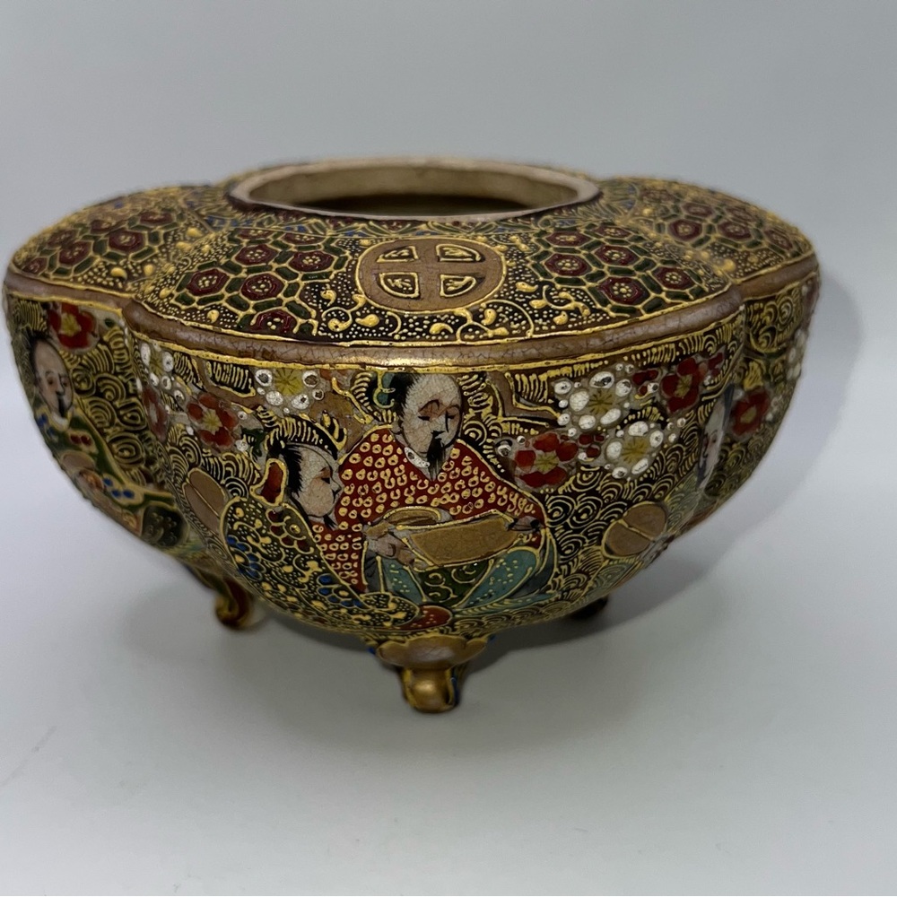 Ornate Gold and Red Satsuma-Style Decorative Bowl